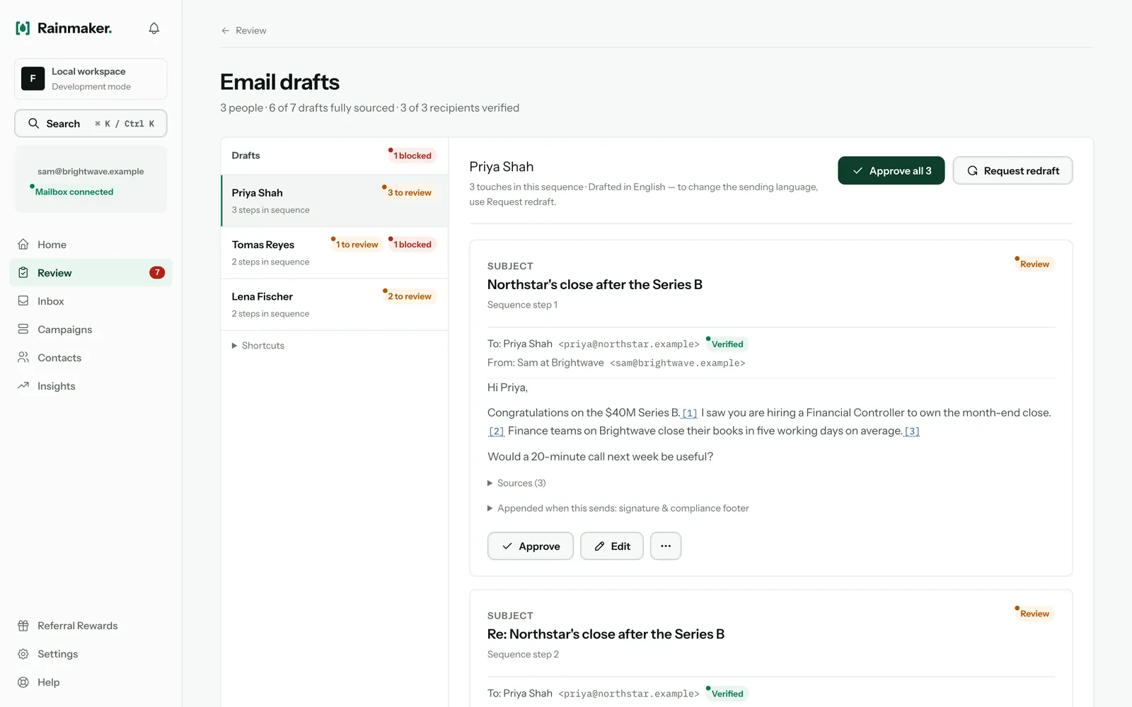 Un lot de brouillons d’emails : à gauche, la liste « Drafts » avec une ligne par personne, à droite la séquence de la personne sélectionnée