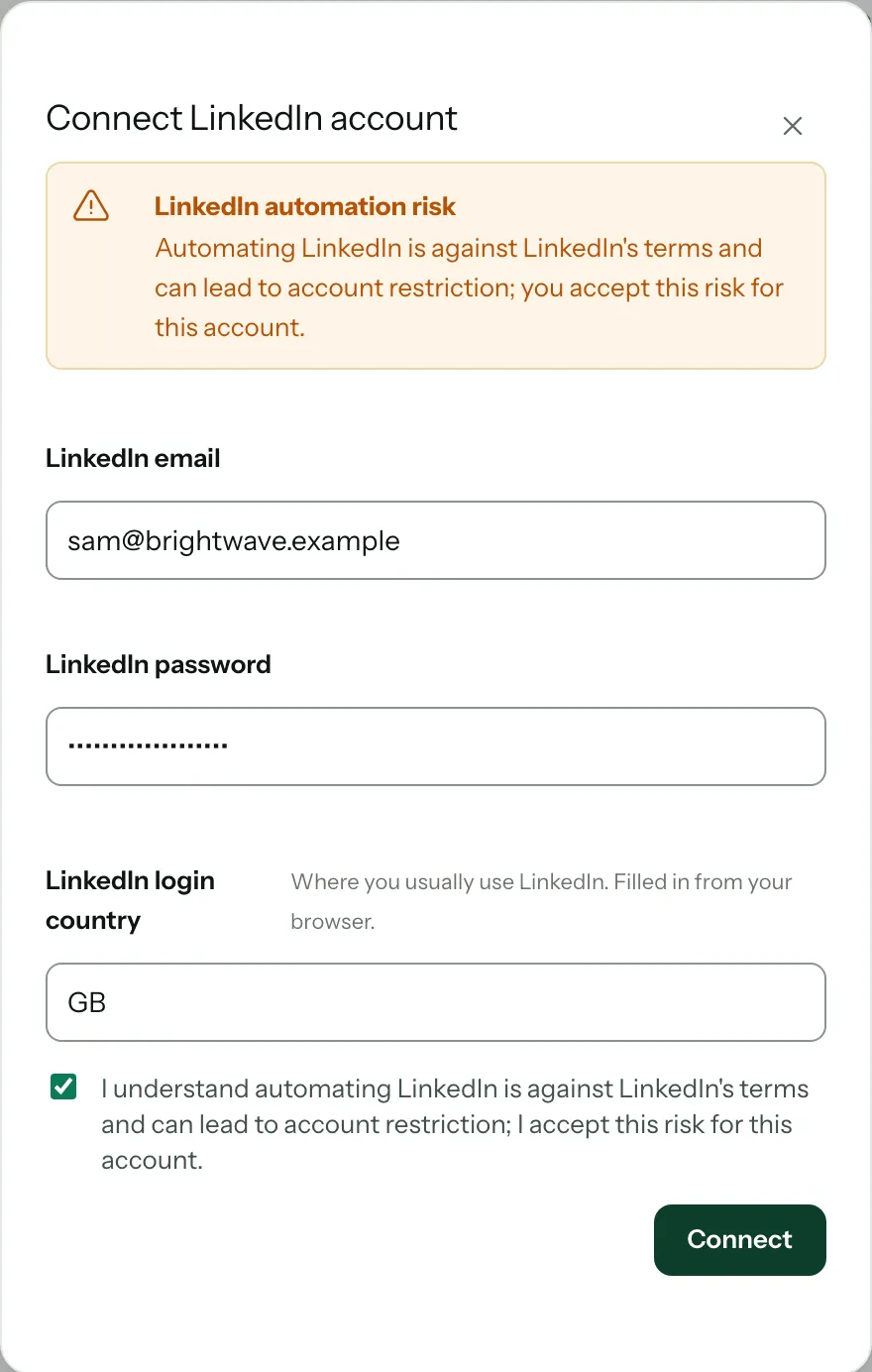 La fenêtre « Connect LinkedIn account » : l’avertissement sur les risques de l’automatisation LinkedIn, l’email LinkedIn, le mot de passe et le pays de connexion, la case d’acceptation du risque cochée, et le bouton « Connect »