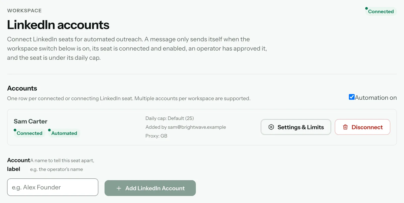 Les comptes LinkedIn : l’interrupteur « Automation on » au-dessus de la liste « Accounts », un compte connecté avec « Settings & Limits », et le champ « Account label » avec le bouton « Add LinkedIn Account »