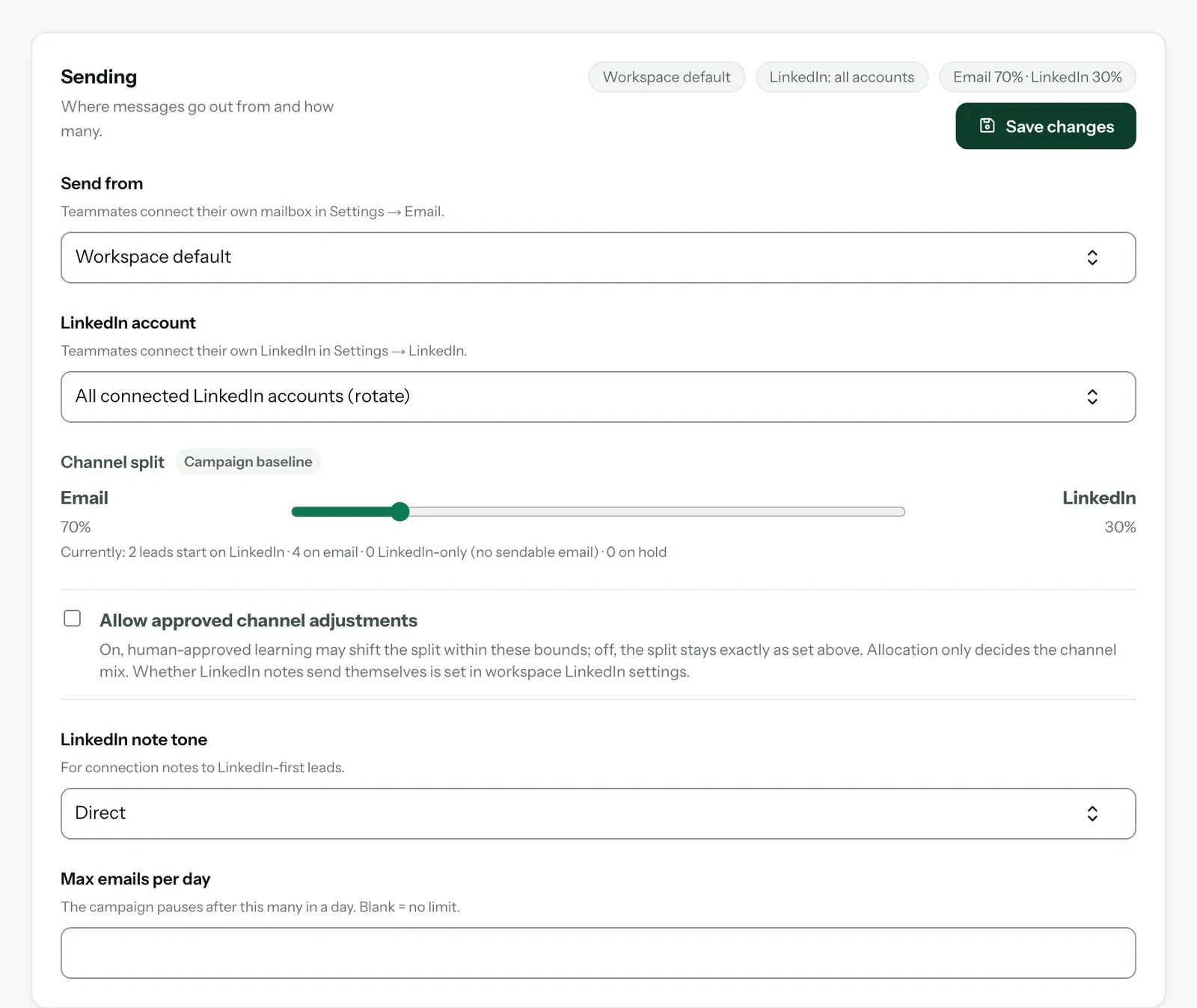 La section « Sending » de l’onglet Settings d’une campagne : « Send from » réglé sur « Workspace default » et « LinkedIn account » réglé sur « All connected LinkedIn accounts (rotate) »