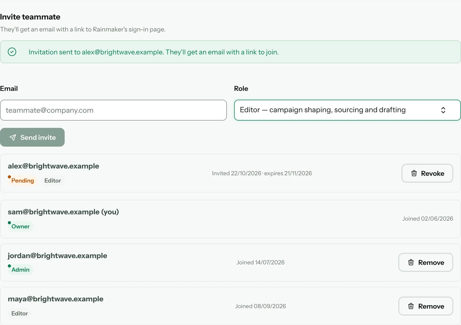 Après un clic sur Send invite : la confirmation, et l’invitation en attente (Pending), avec sa date d’expiration et un bouton Revoke