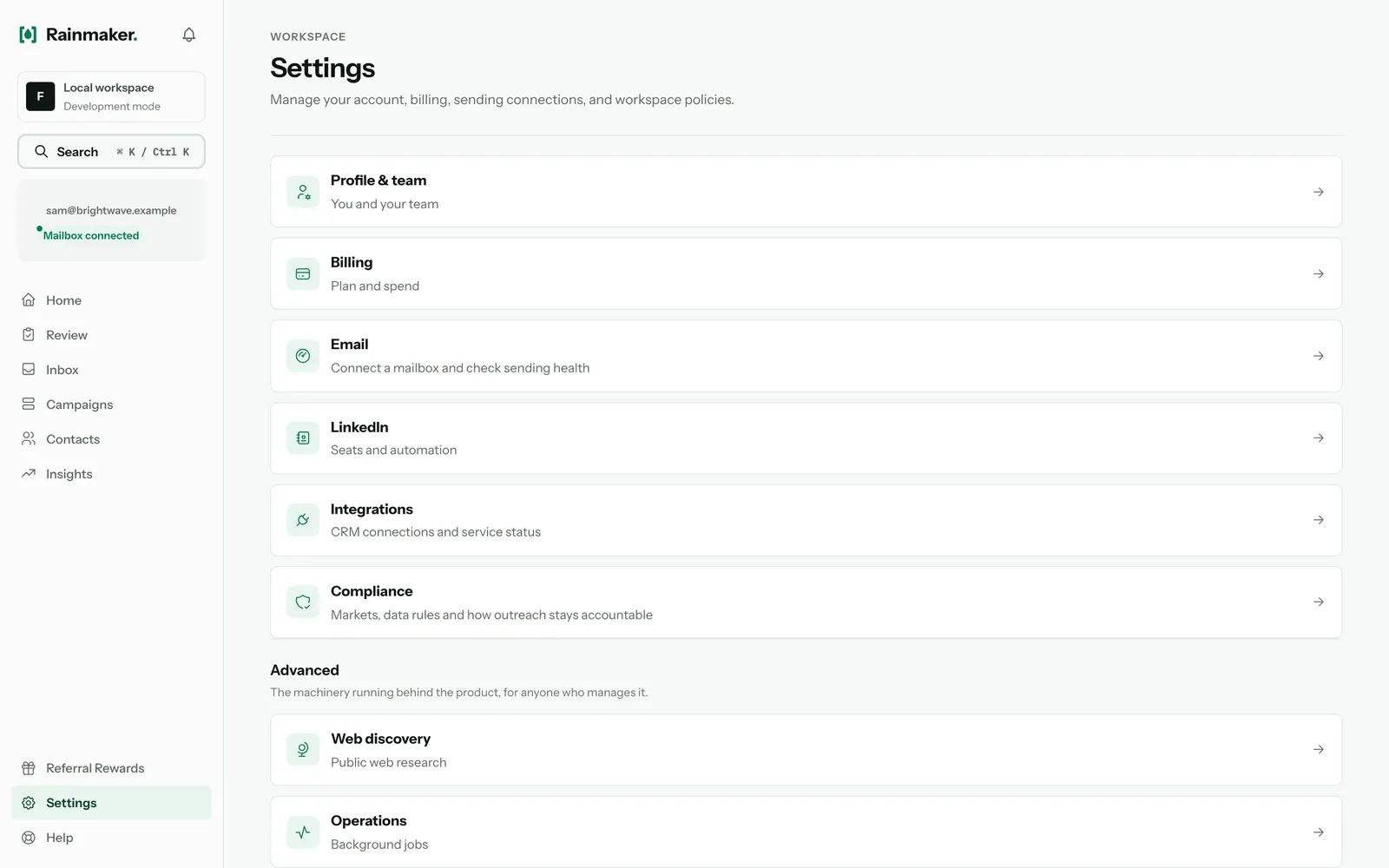 La page Settings avec Email et LinkedIn dans la liste des paramètres