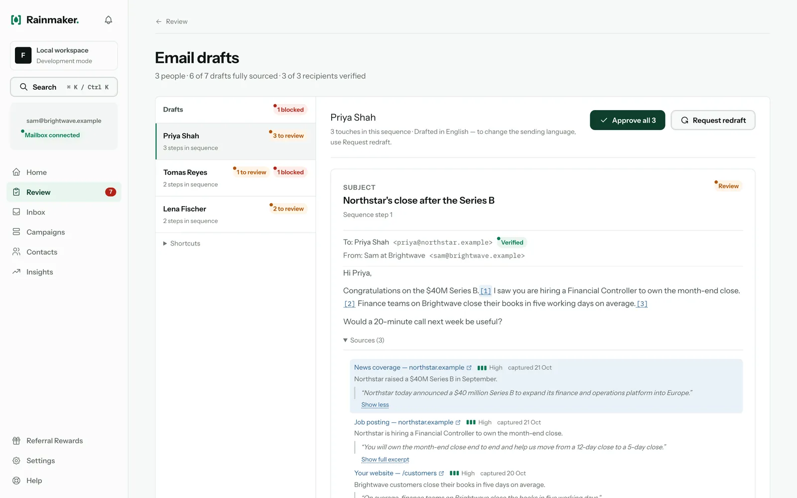 Un lot de brouillons d’emails dans « Review » : les personnes à gauche et, à droite, un brouillon avec ses citations numérotées et ses sources