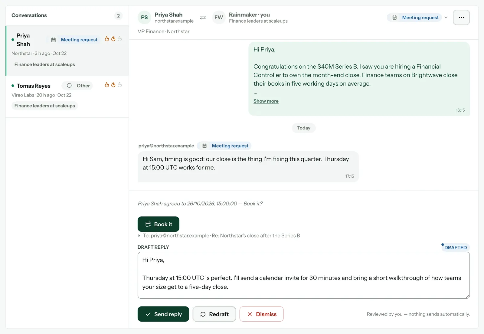 « Inbox » : une réponse qui attend la vôtre, la carte « Book it » pour le créneau accepté par le prospect, et le brouillon de réponse de Rainmaker